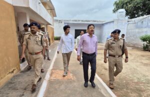 जिलाधिकारी व पुलिस अधीक्षक ने किया जिला कारागार का औचक निरीक्षण