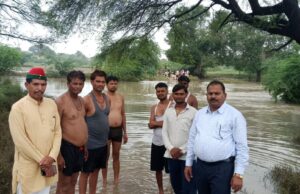 व्यासपुर के ग्रामीण बाढ़ की चपेट में, हाल-चाल लेने पहुंचे सपा नेता