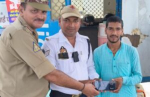 ट्रैफिक पुलिस ने लौटाया गुम मोबाइल जेसीबी ड्राइवर बोला “अभी भी ज़िंदा हैं अच्छे लोग
