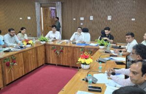 कोई बच्चा वाहन स्कूल लेकर नहीं आएगा, पकड़े जाने पर अभिभावक पर होगी कार्रवाई:जिलाधिकारी