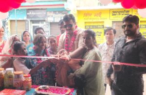 फीता काटकर किया महाकाल मेडिकल स्टोर का शुभारंभ