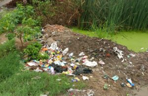 दबंगों के नाला बंद करने से मोहल्ले में भरा पानी