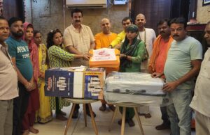 रेनू को आशीर्वाद एवं उपहार देकर निभाया मानव धर्म