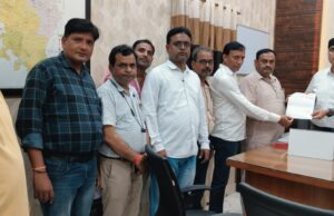 अपर जिलाधिकारी प्रशासन से मिला शिक्षक संघ