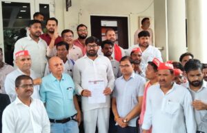 प्राइमरी स्कूलों को बंद करने के विरोध में सपा का प्रदर्शन