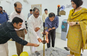 मेडिकल कॉलेज जौनपुर में डठठै और पैरामेडिकल छात्रों को टैबलेट वितरित