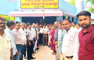 मांगों को लेकर शिक्षकों ने बीएसए के नाम संबोधित ज्ञापन बीईओ को सौंपा