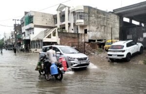 बारिश से जल मग्न हुआ कालीन नगरी भदोही,स्टेशन रोड पर कई फीट भरा रहा पानी