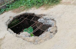 बढ़नी के टीसम में जर्जर पुल, कभी भी हो सकता है बड़ा हादसा