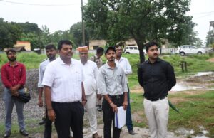 डीएम ने डुमरियागंज क्षेत्र में विकास परियोजनाओं का किया औचक निरीक्षण