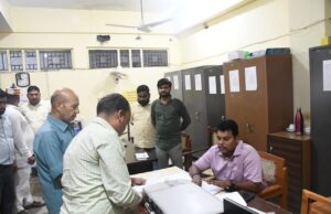 जिलाधिकारी ने किया विशेष भूमि अध्यप्ति अधिकारी कार्यालय का औचक निरीक्षण