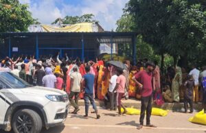 खाद संकट से त्रस्त किसान:अव्यवस्था का आलम, सड़क पर लगा जनसैलाब