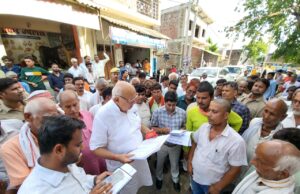 खाद दुकानों का औचक निरीक्षण, मंत्री ने किसानों से की बात