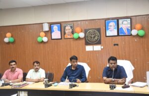 विकास कार्यों में ढिलाई नहीं चलेगी, अधिकारियों को डीएम ने दी चेतावनी