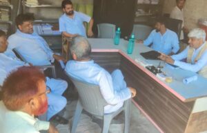 खाद की कालाबाजारी, सड़कों की बदहाली और उत्पीड़न को लेकर सपा हमलावर