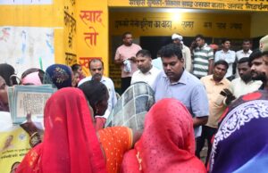 डीएम की छापेमारी में खाद वितरण में धांधली का खुलासा, सचिव पर मुकदमा दर्ज करने के निर्देश