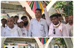 खाद की कालाबाजारी के खिलाफ रिटेलरों का प्रदर्शन, डीएम को सौंपा ज्ञापन