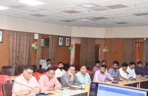 विकास कार्यों की अड़चनें दूर करने के लिए डीएम ने दिए कड़े निर्देश