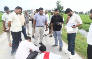 गुणवत्ता जांचने के लिए खुद खुदवाई सड़क, अधूरे और धीमी गति से चल रहे कार्य पर डीएम ने जताई नाराजगी