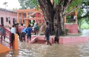 गंगा का पानी तेजी के साथ आबादी क्षेत्र में घुसा