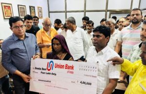 सर्पदंश से मृत युवती के परिजन को सांसद ने दी 4 लाख रुपए का चेक