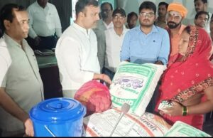 विधायक ने 30 बाढ़ प्रभावित परिवारों में वितरित कि सामाग्री