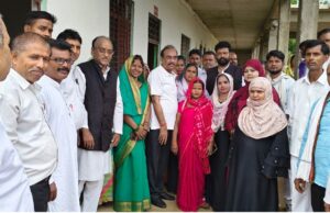 कांग्रेसियों ने कमला नेहरू की जयंती व बाल गंगाधर तिलक की पुण्यतिथि पर पुष्पांजलि अर्पित की