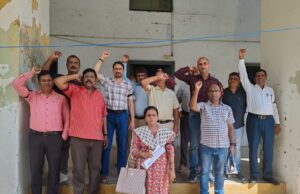 कुलभास्कर के शिक्षकों ने काली पट्टी बांधकर विरोध प्रदर्शन किया