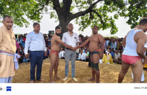 कुश्ती प्रतियोगिता में पहलवानों ने दिखाया दमखम