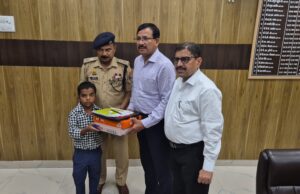 जन सुनवाई में पहुंचे 21 वर्षीय दिव्यांग युवक ने प्रार्थना पत्र देकर पढ़ने की जतायी इच्छा और माँगी सहायता
