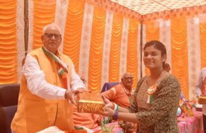 स्वतंत्रता दिवस पर पूर्व सांसद ने मेधावी छात्र छात्राओं को किया पुरस्कृत