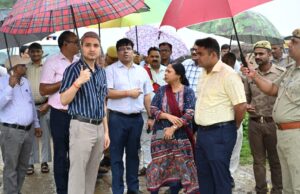 डीएम, एसपी ने यमुना किनारे बाढ़ प्रभावित ग्राम का किया निरीक्षण