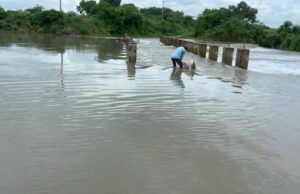 हनुमान मंदिर तक पहुंचने का मुख्य मार्ग पर मलंगा के ऊपर से बह रहे पानी के कारण बंद हो गया