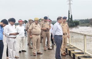 बाढ़ प्रभावित क्षेत्रों का डीएम व एसएसपी ने भ्रमण कर प्रभावित परिवारों से की बातचीत