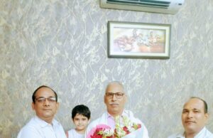 सेवा निवृत्त जिला विद्यालय निरीक्षक को सहयोगियों ने दि शुभकामनाएं