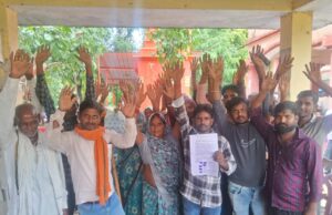 पुरवे में बांस बल्ली के सहारे विद्युत आपूर्ति पर ग्रामीण खफा, किया विरोध प्रदर्शन