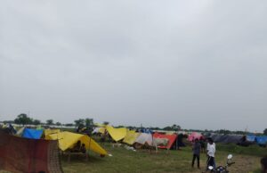 दर्जनों गांव में घुसा बाढ़ का पानी, ग्रामीण खेतों में तिरपाल डालकर रहने को मजबूर