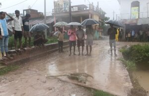 मछली पकड़ रहे ग्रामीणों के जाल में फंसा 15 फीट लंबा अजगर