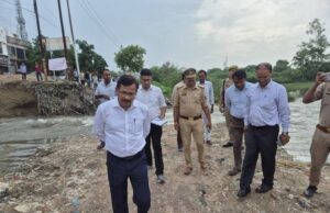 पुल निर्माण में धांधली पर डीएम का रौद्र रूप