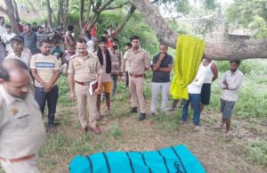 किसान ने पेड़ पर फांसी से लटक कर की आत्महत्या