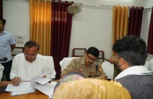 समाधान दिवस पर डीएम व एसएसपी ने सुनी फरियादियों की समस्याएं