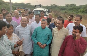 बाढ प्रभावित क्षेत्रों का प्रभारी मंत्री ने किया निरीक्षण दिये अधिकारियों को निर्देश