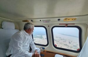 हल्की बारिश में जल शक्ति मंत्री स्वतंत्रदेव सिंह ने किया हवाई दौरा