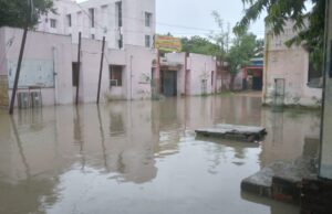 लगातार बारिश से लालगंज में सरकारी कैम्पस हुये लबालब, लोग रहे हलाकान