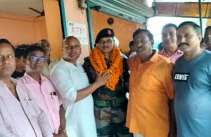 सेवानिवृत्ति सैनिक सम्मान में गांव वालों ने निकाली रैली, पुष्प वर्षा कर किया सम्मान