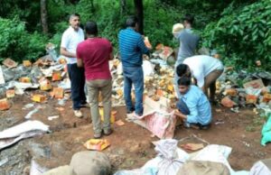 एफ0डी0ए0 ने बस स्टैंड पर मारा छापा, 8 कुंतल मिल्क केक 10 कुण्टल खोवा बरामद