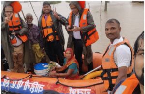 बाढ़ में फंसे 78 वर्षीय बुजुर्ग दंपति को बचाया गया