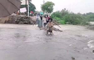 भारी बारिश ने फिर तोड़ी उम्मीदें, डूबा अस्थायी पुल
