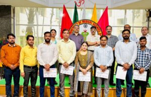 आयुष्मान भारत योजना में उत्कृष्ट कार्य करने वालों को कुलपति ने किया सम्मानित