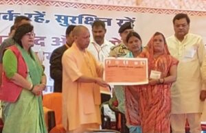 बाढ़ प्रभावित क्षेत्रों का दौरा करने पहुंचे मुख्यमंत्री वितरित कि राहत सामग्री सौंपा चेक